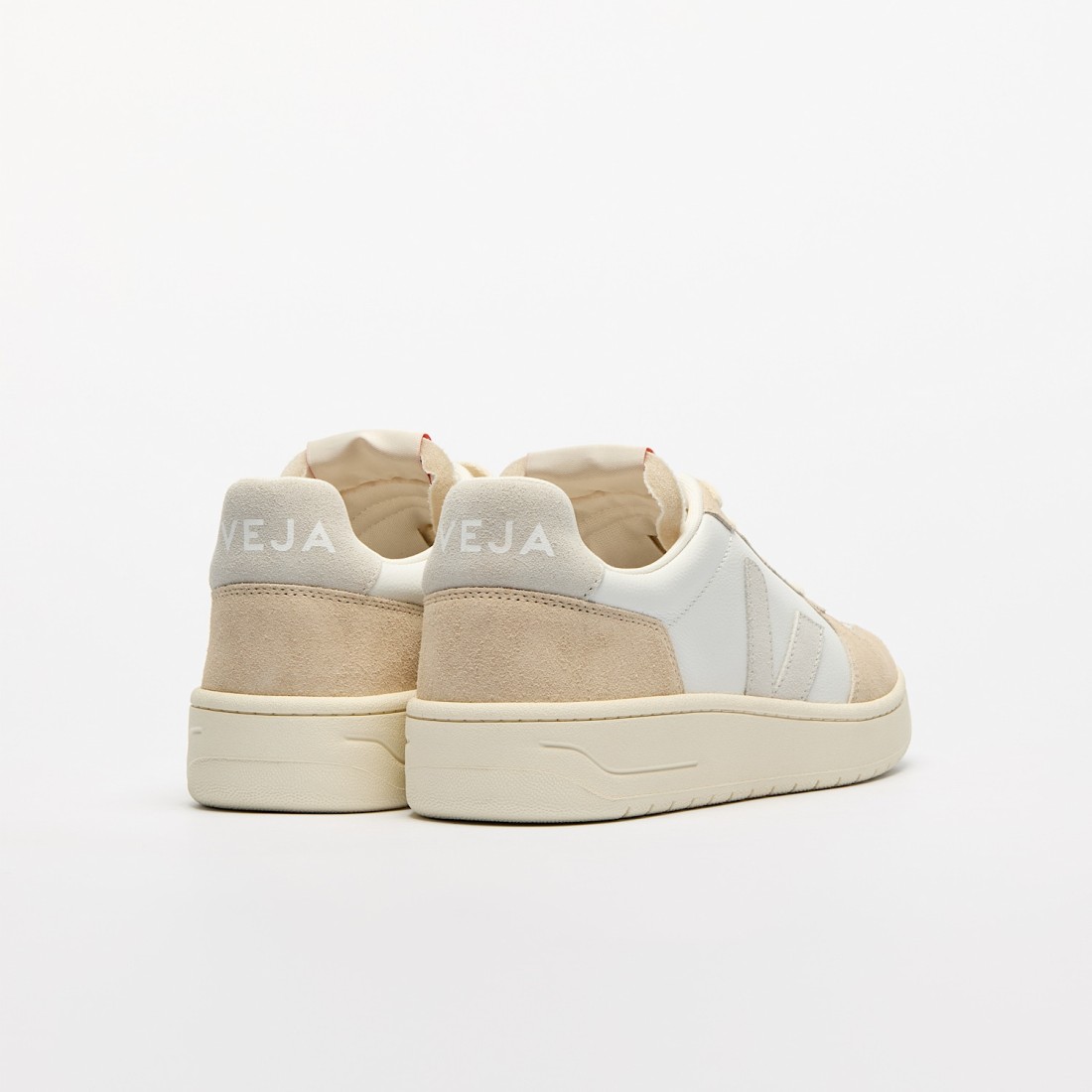 V-82 Leather White Natural Almond Black Veja